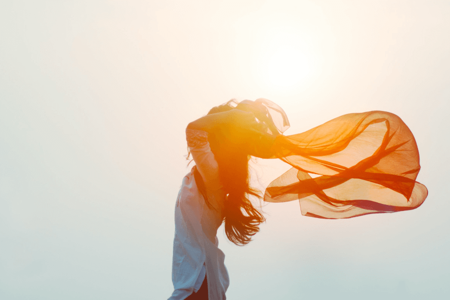 太陽の陽射しの中、解放される人