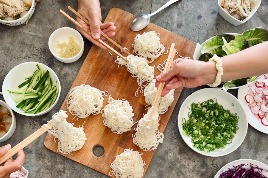 素麺を食べている