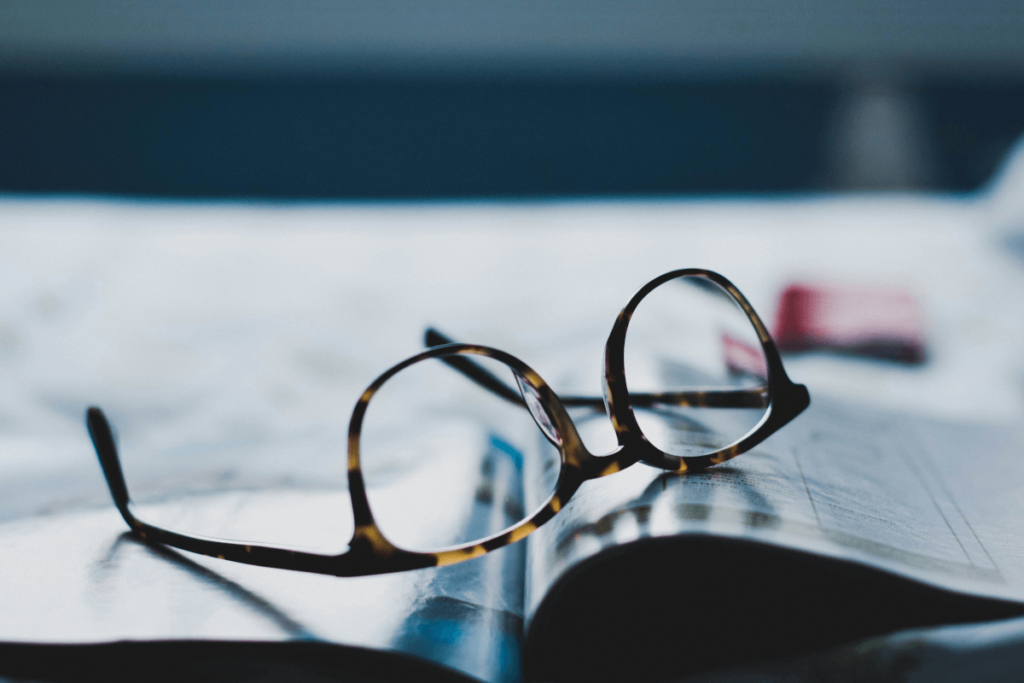 少女マンガ「君の天井は僕の床」老眼鏡のイメージ